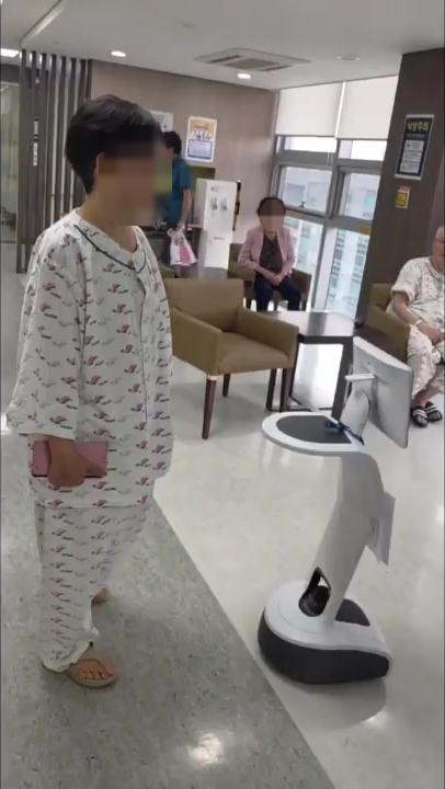 병원 병동을 순회하는 temi
