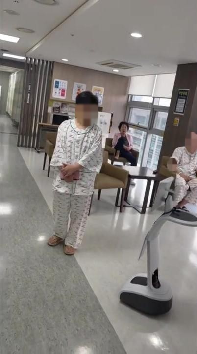 복지관에서 이용자를 응대하는 temi